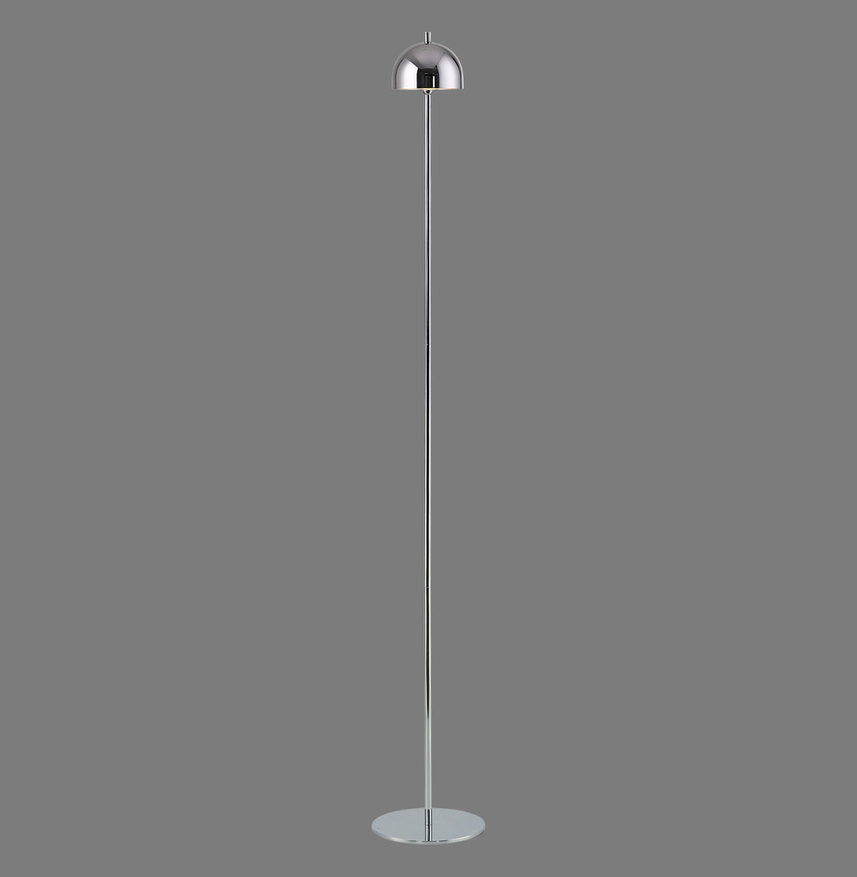 Lampadaire chromé présenté de face sur fond gris, avec abat-jour en dôme et pied fin.