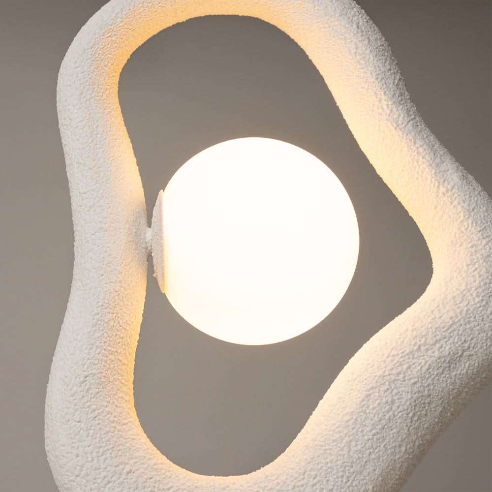 Détail de la finition granuleuse et de la lumière chaude sur la sphère