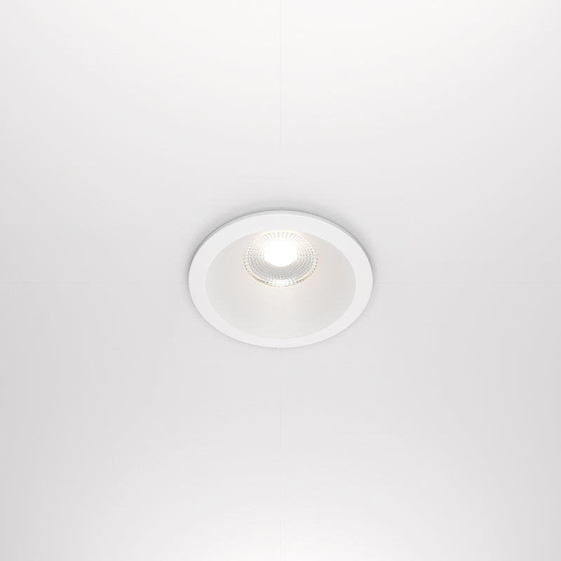 White spotlight zoom