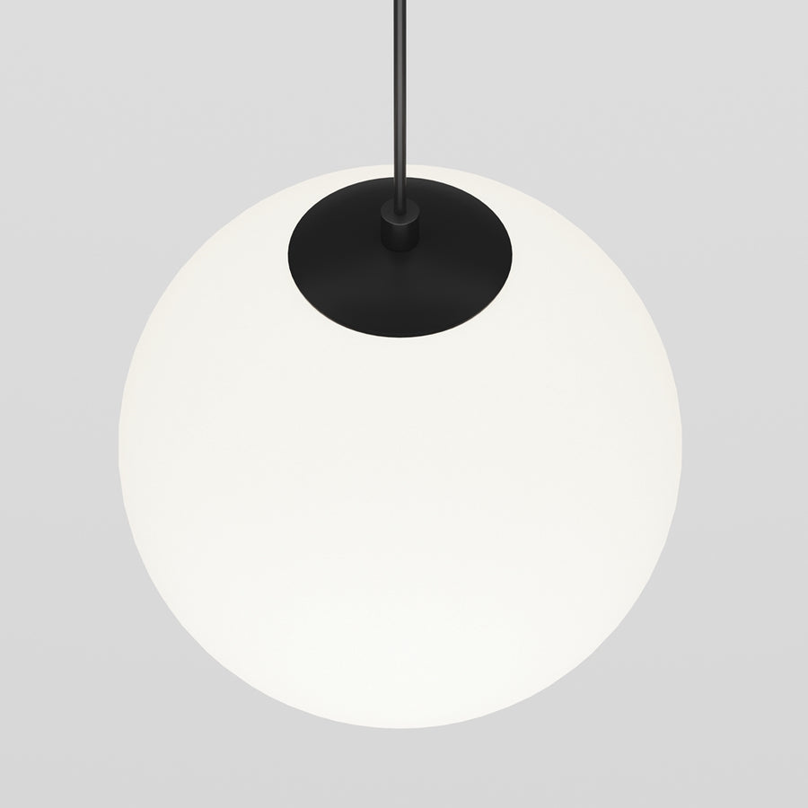 Détail du raccord noir et de la tige reliant le globe de verre opalin