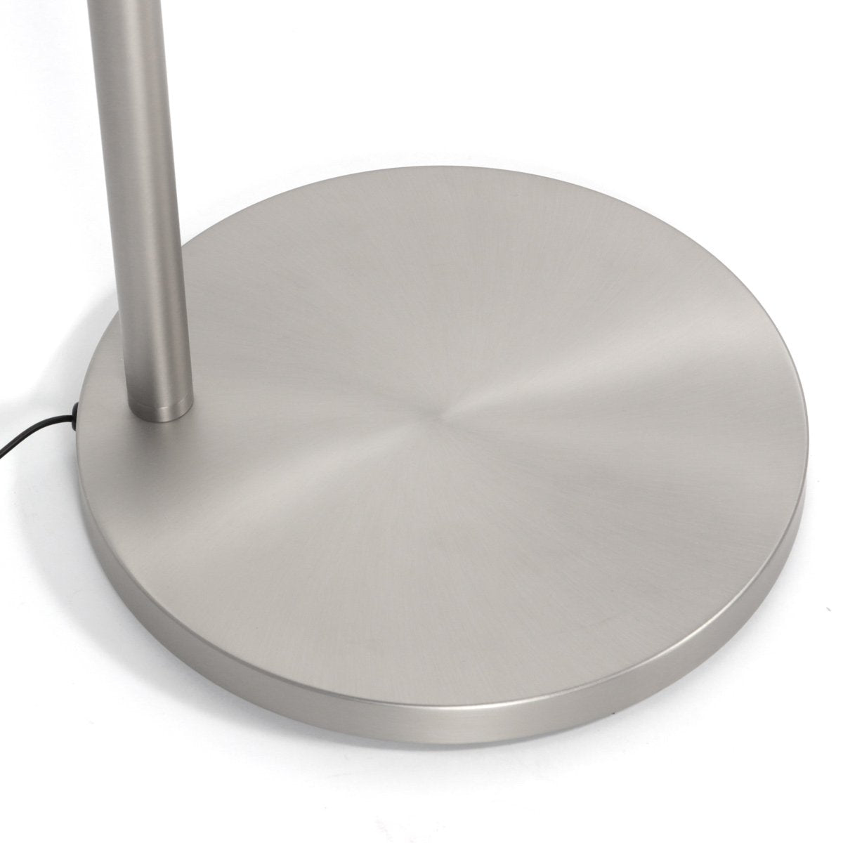 Détail de la base circulaire en métal brossé et du câble d'alimentation.
