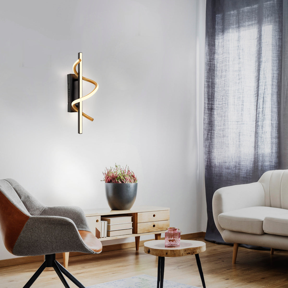 Mise en ambiance dans un salon, applique murale allumée au-dessus d'un meuble TV
