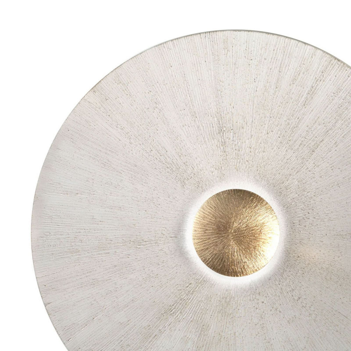 Détail rapproché de la finition striée du verre et du disque central doré