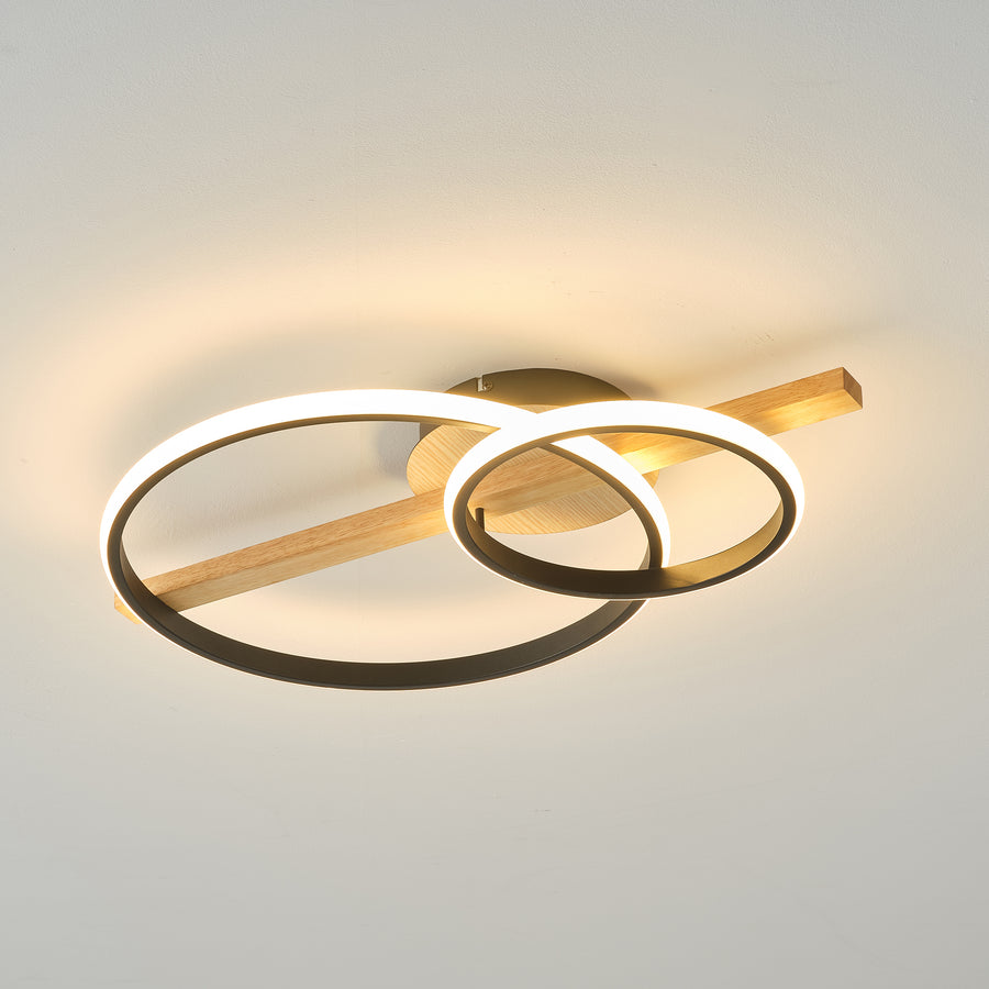 Plafonnier installé au plafond, allumé, diffusant une lumière chaude dans une pièce