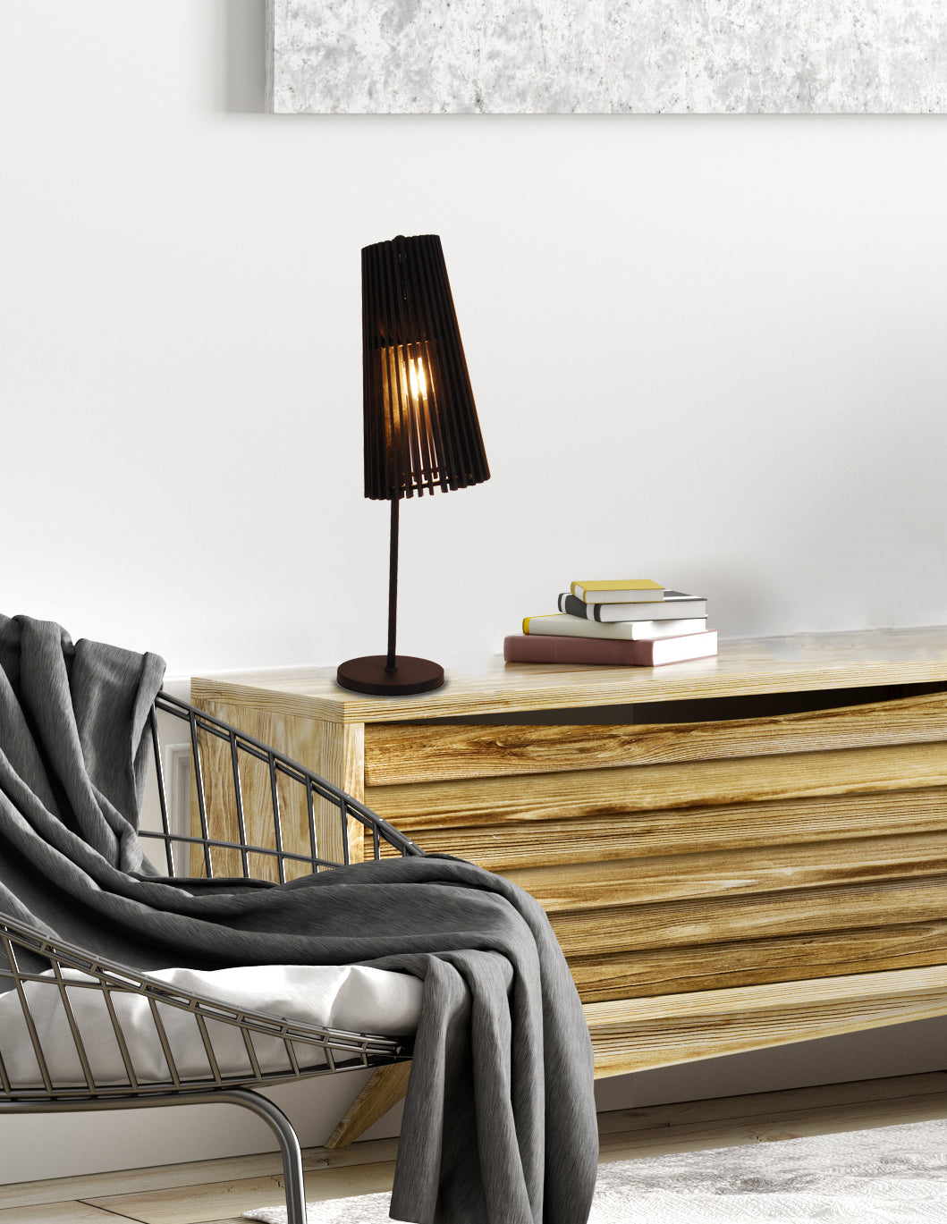 Mise en ambiance : lampe noire posée sur un meuble en bois clair près d'un fauteuil