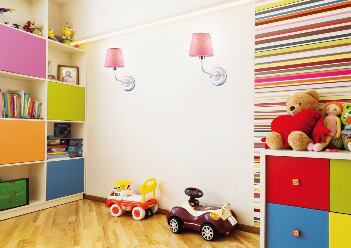 Deux appliques roses fixées sur le mur blanc d'une chambre d'enfant très colorée