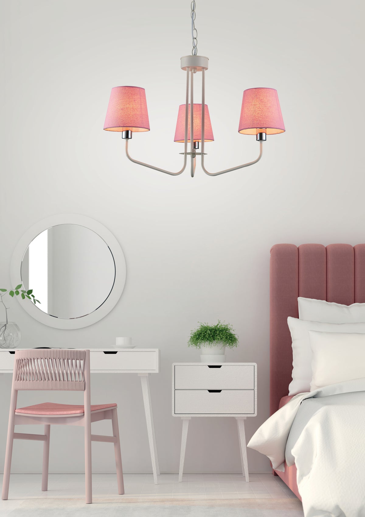 Lustre suspendu dans une chambre claire, abat-jours roses, tête de lit et meubles blancs