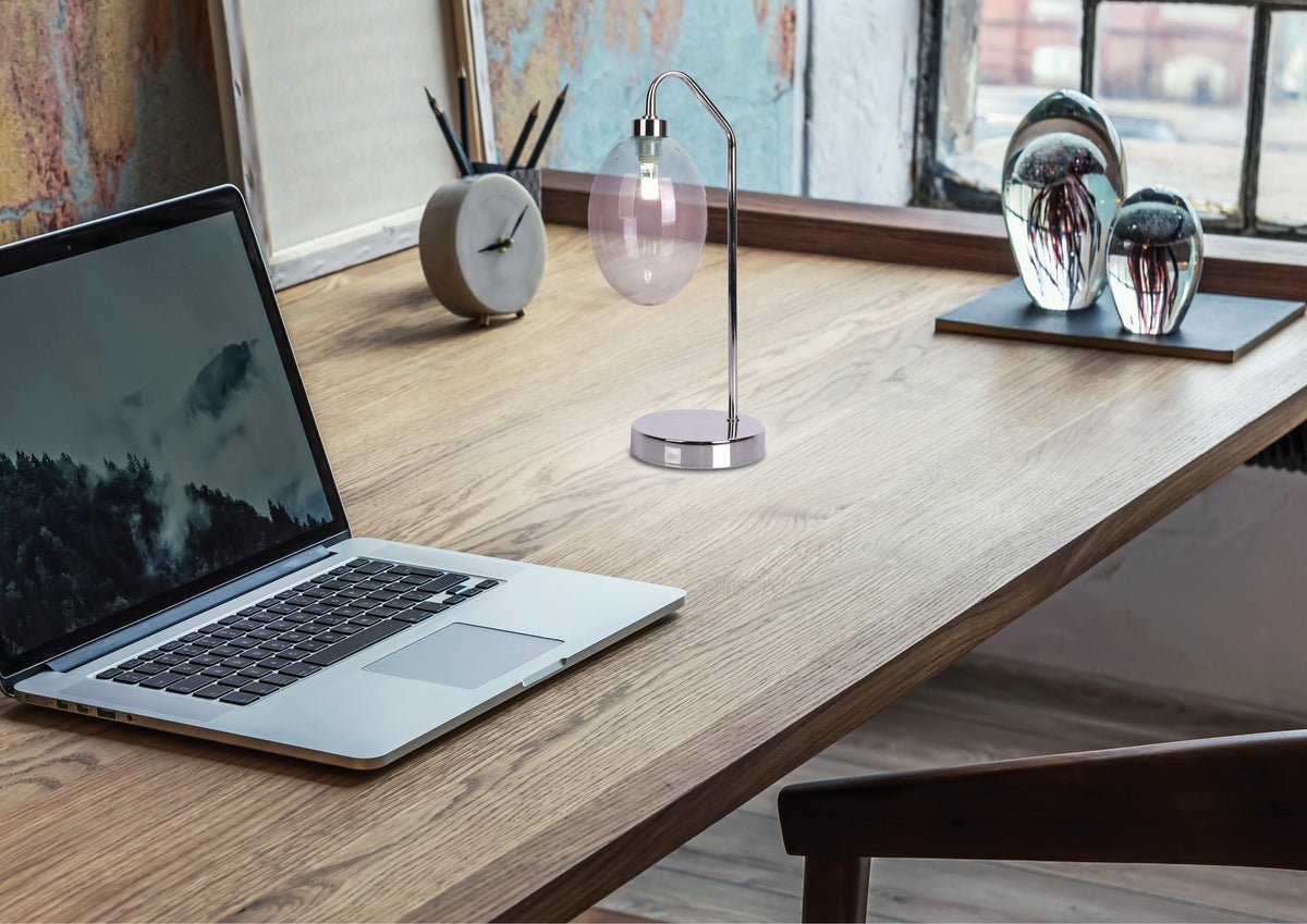 Mise en ambiance sur bureau en bois, lampe de travail allumée près d'un ordinateur portable