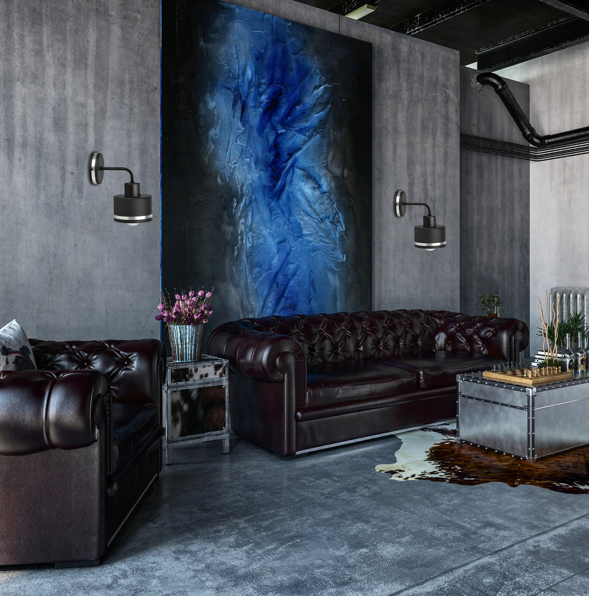 Intérieur loft avec murs gris, appliques murales noires et argentées au-dessus du chesterfield