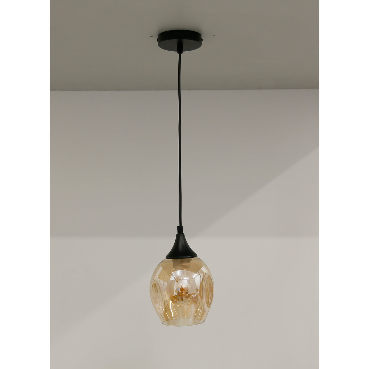 Luminaire installé au plafond dans une pièce, éclairage doux en situation
