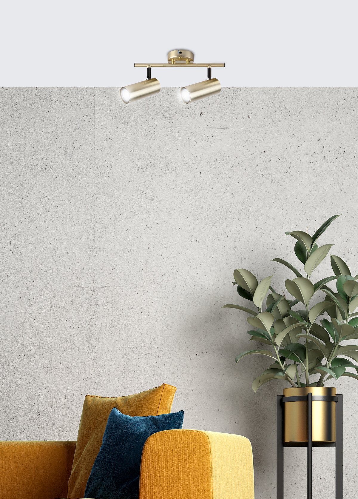 Vue en situation sur mur béton, luminaire laiton éclairant canapé jaune et plante verte.