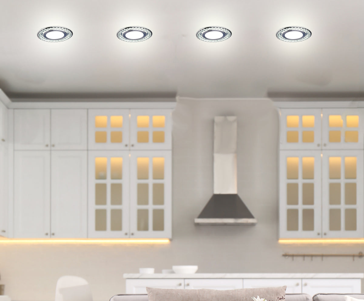 Mise en ambiance d'une cuisine blanche avec quatre spots encastrés alignés au plafond
