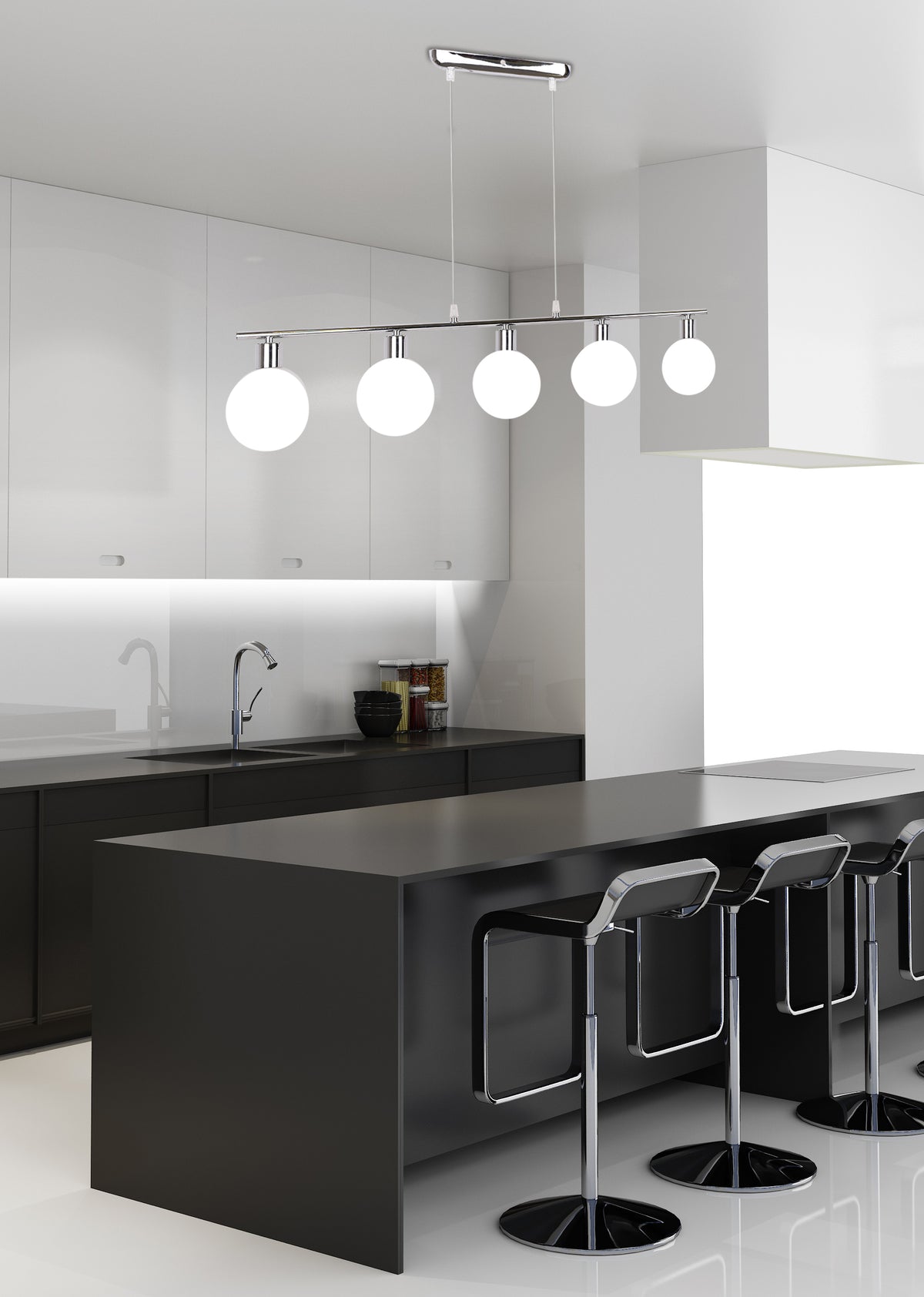 Suspension installée au-dessus d'un îlot de cuisine noir et blanc
