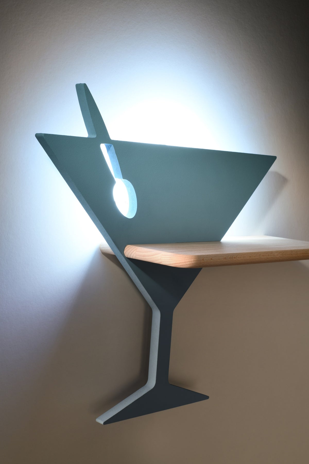 Luminaire allumé fixé au mur, halo lumineux diffus autour du verre