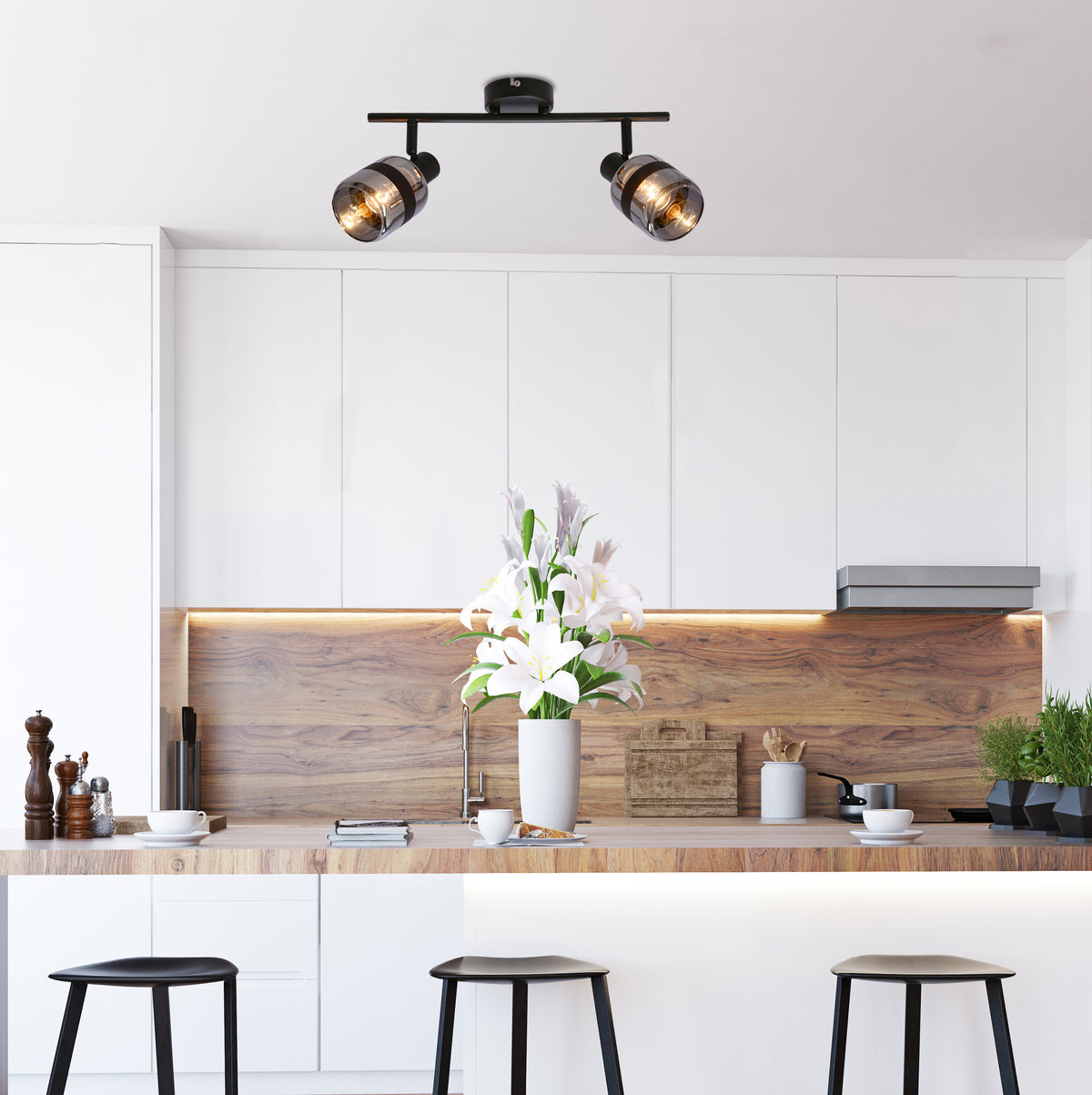 Mise en ambiance au-dessus d'un plan de travail de cuisine blanche et bois