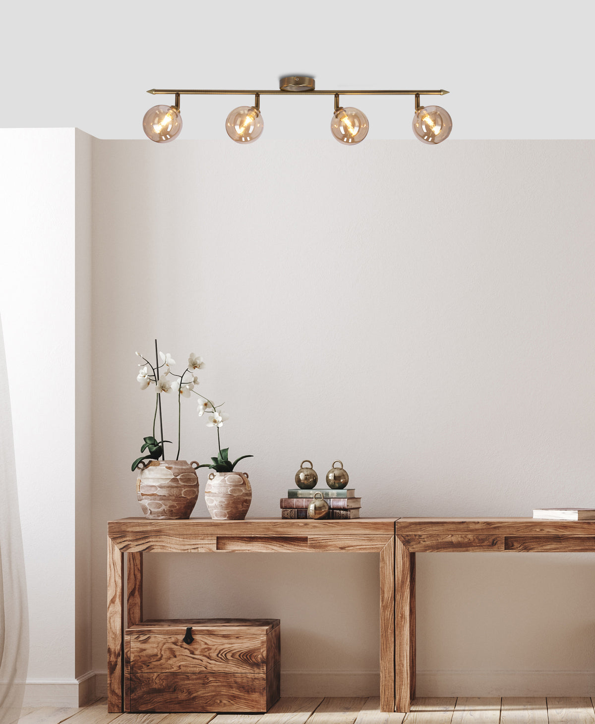 Plafonnier laiton installé au plafond au-dessus d'une console en bois, ambiance chaleureuse