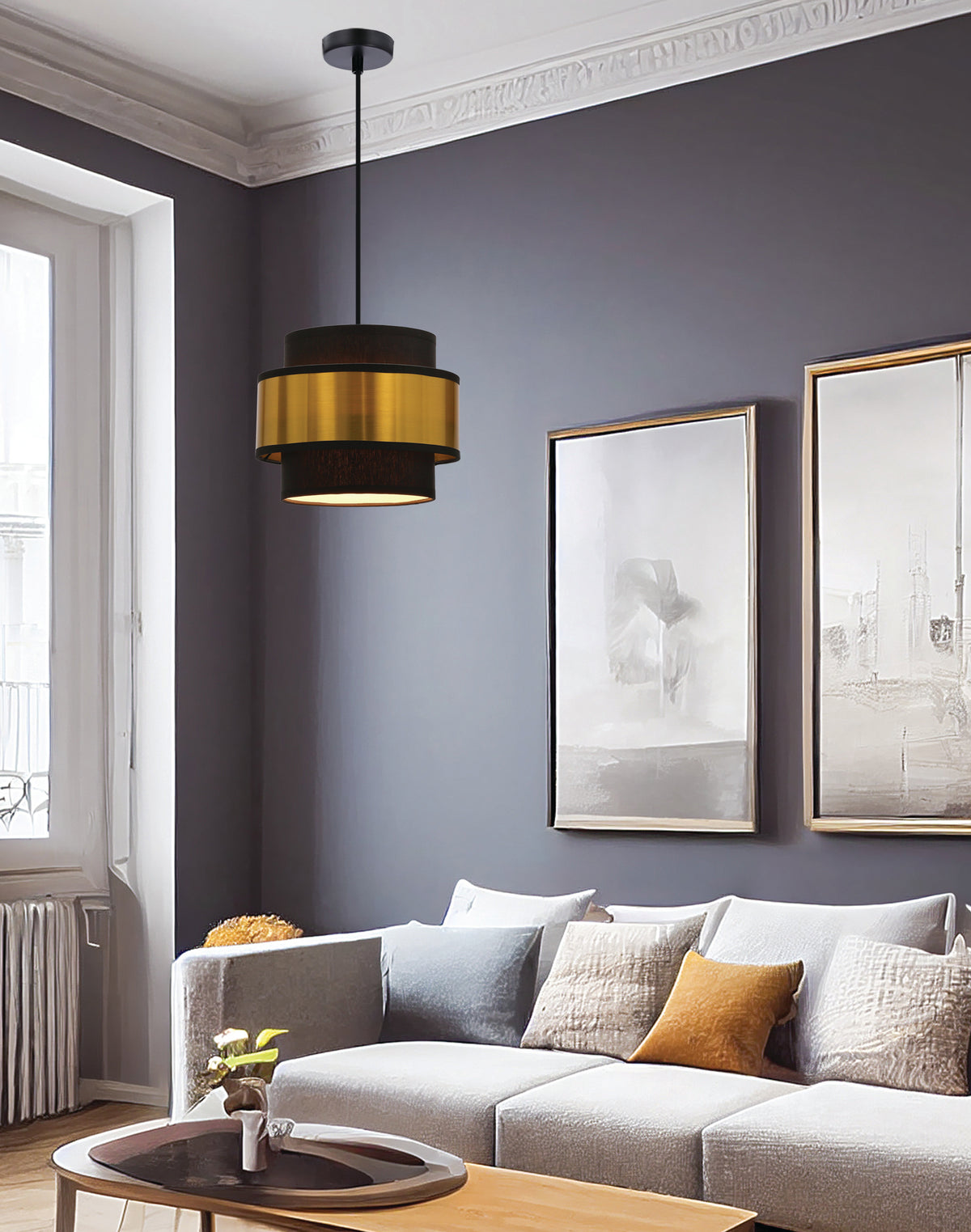 Mise en ambiance salon moderne avec suspension dorée au-dessus du canapé gris