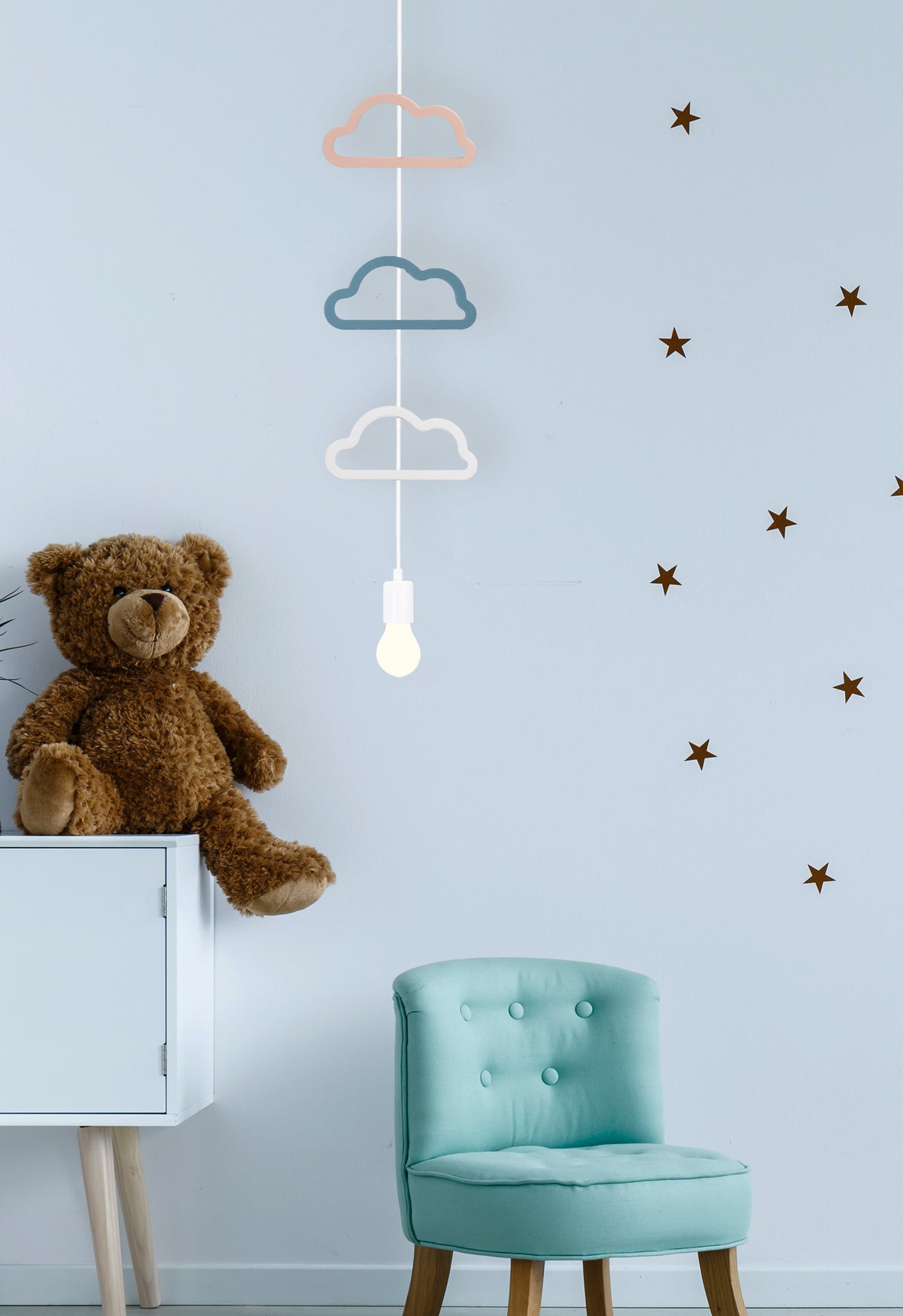 Mise en ambiance dans une chambre d'enfant bleue avec ours en peluche et étoiles