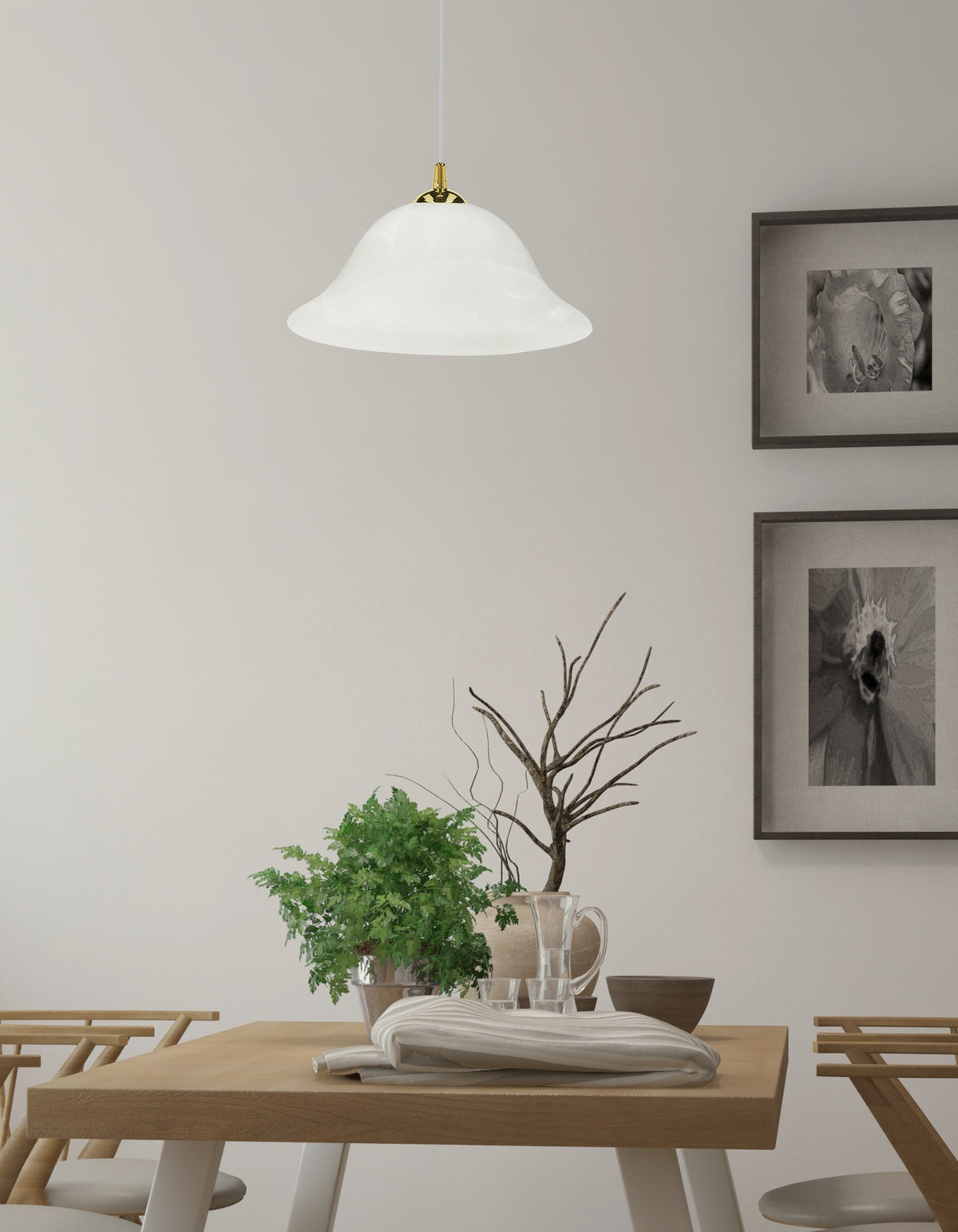Mise en ambiance suspendue au-dessus d'une table à manger en bois clair