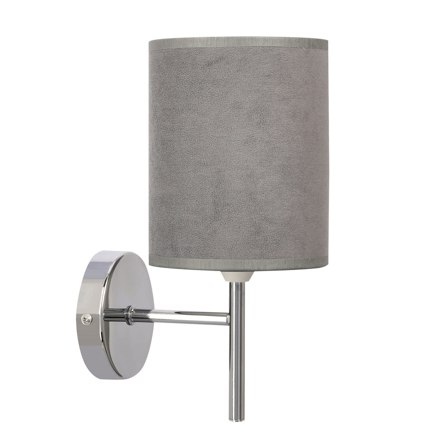 Applique murale vue de face sur fond blanc, abat-jour cylindrique en tissu gris