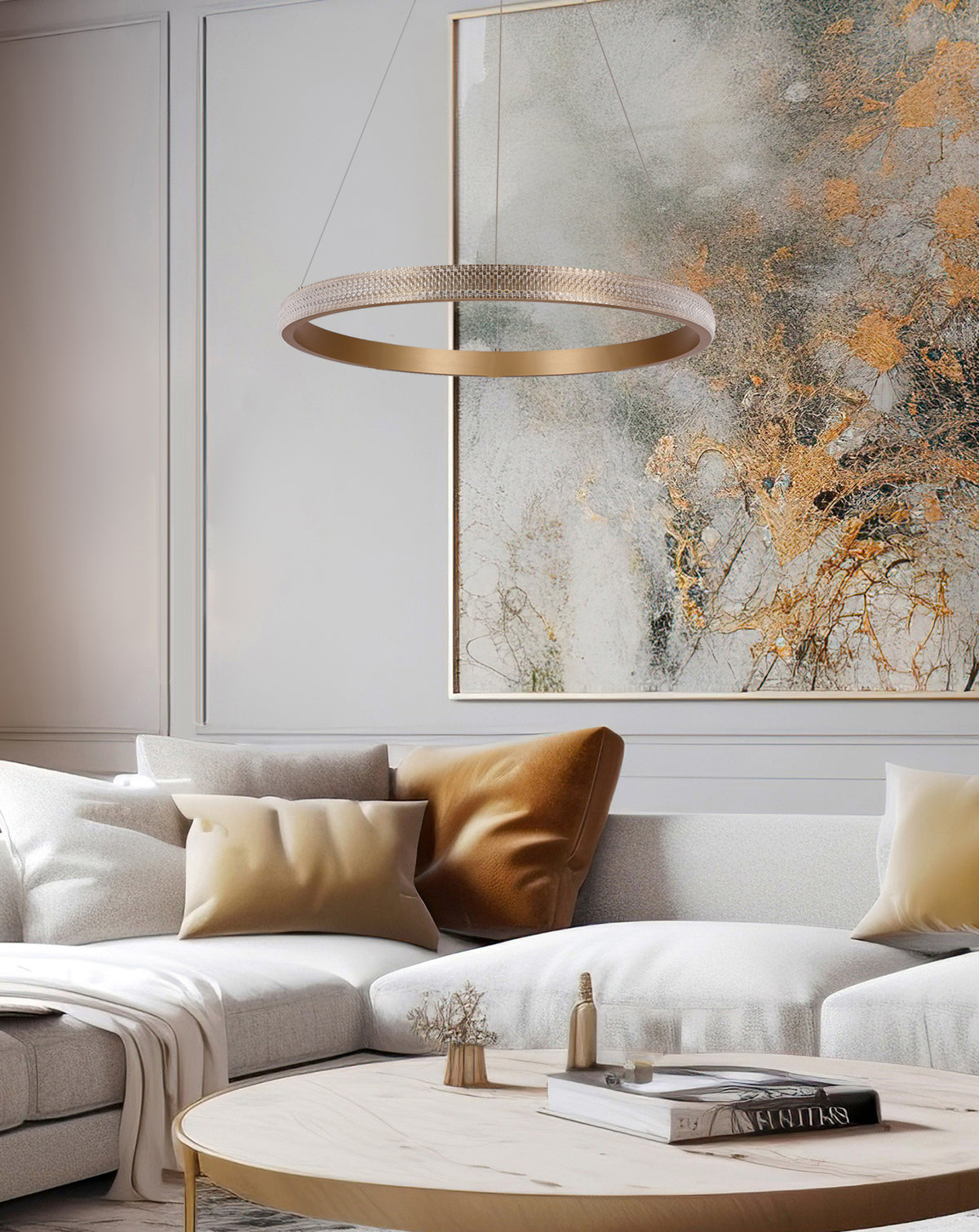 Mise en ambiance du luminaire au-dessus d'un canapé gris et d'un tableau doré