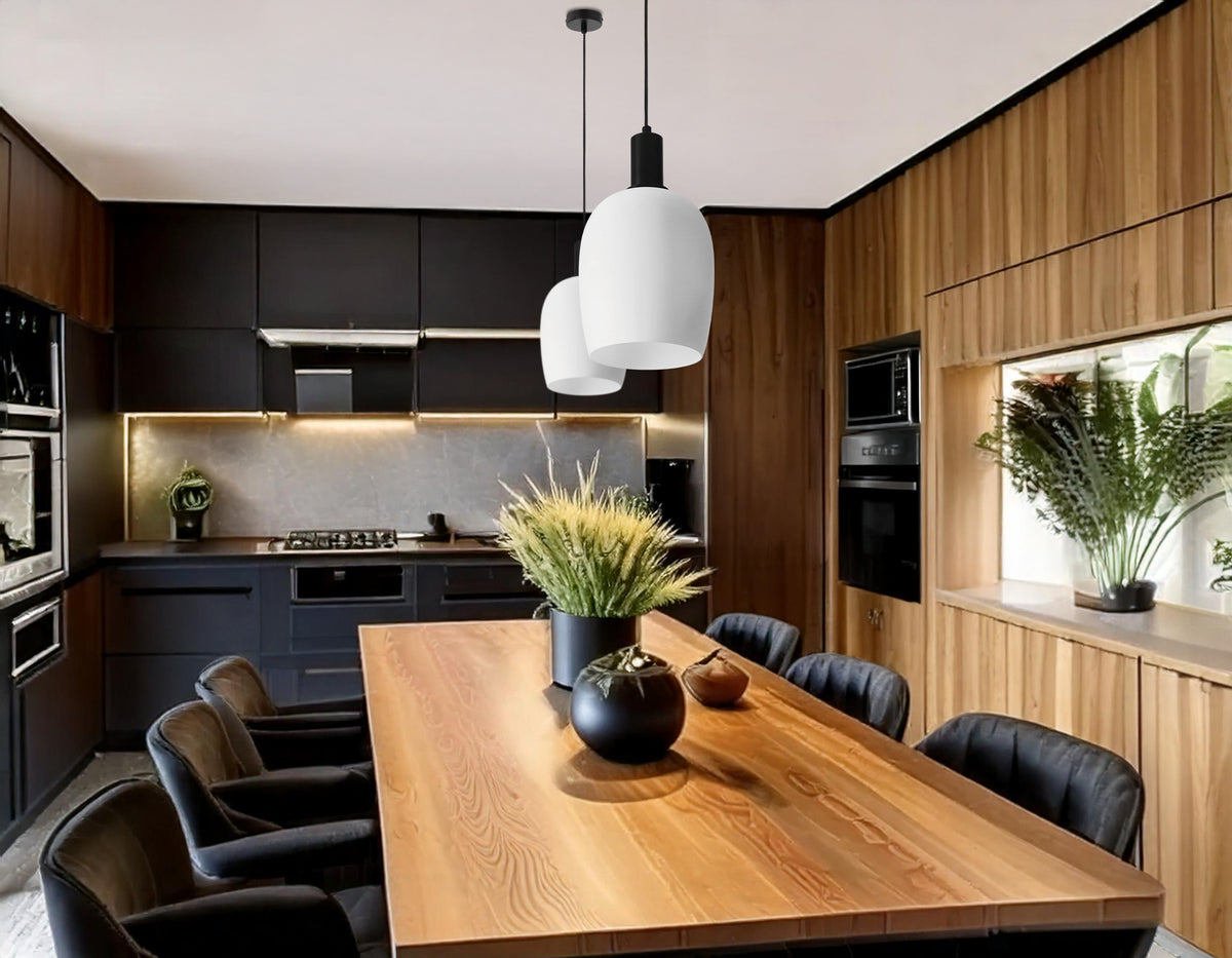Mise en ambiance cuisine avec trois suspensions au-dessus d'une table en bois
