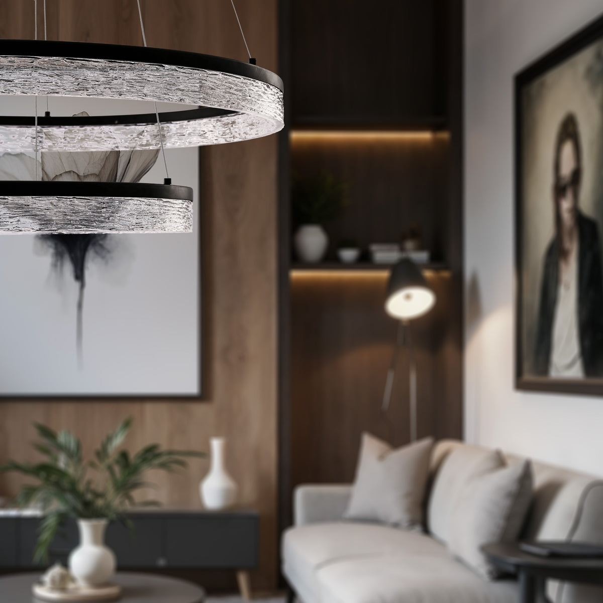 Détail de la finition : anneau noir et diffuseur texturé effet cristal, arrière-plan intérieur bois.