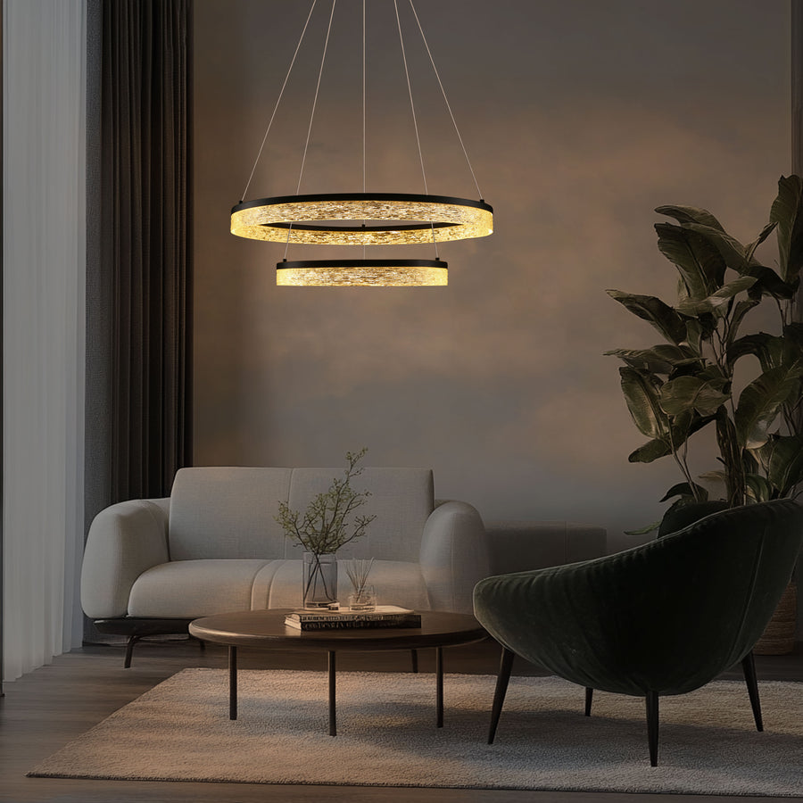 Ambiance chaleureuse : luminaire allumé diffusant une lumière dorée dans un salon avec canapé et plantes.