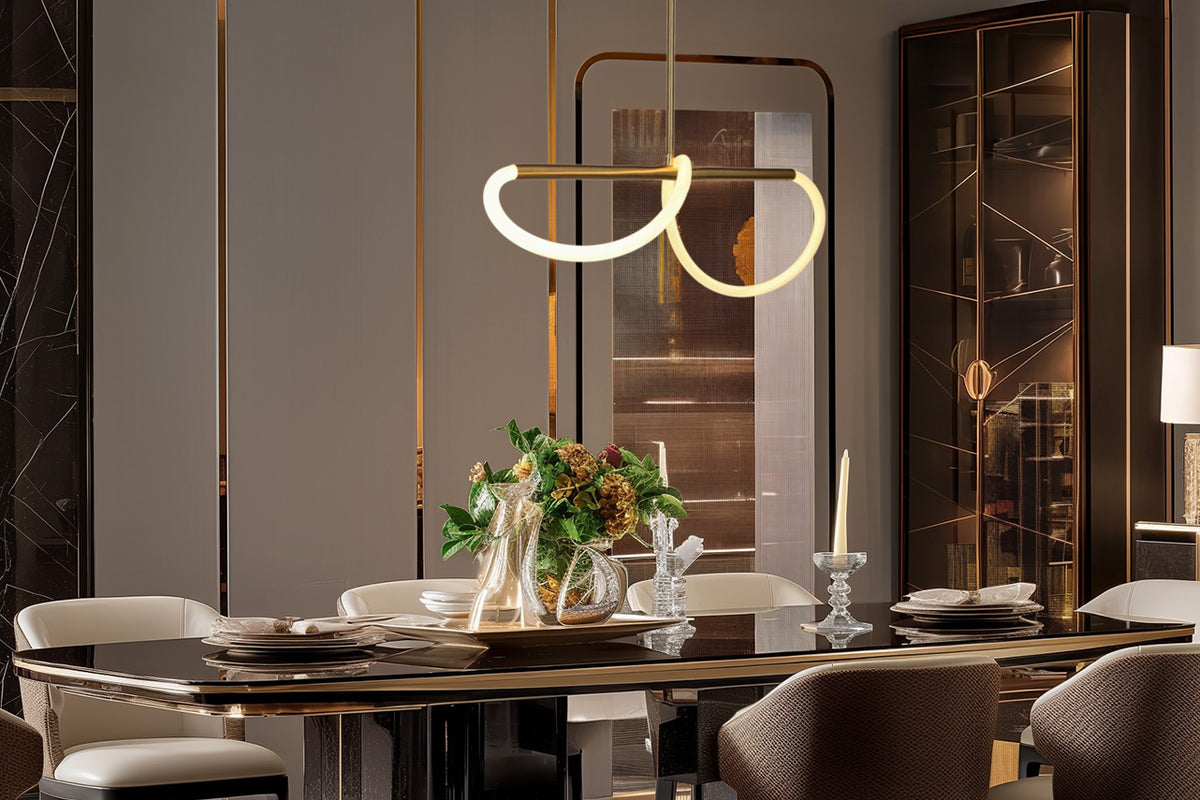 Mise en ambiance au-dessus d'une table de salle à manger luxueuse avec verrière et buffet