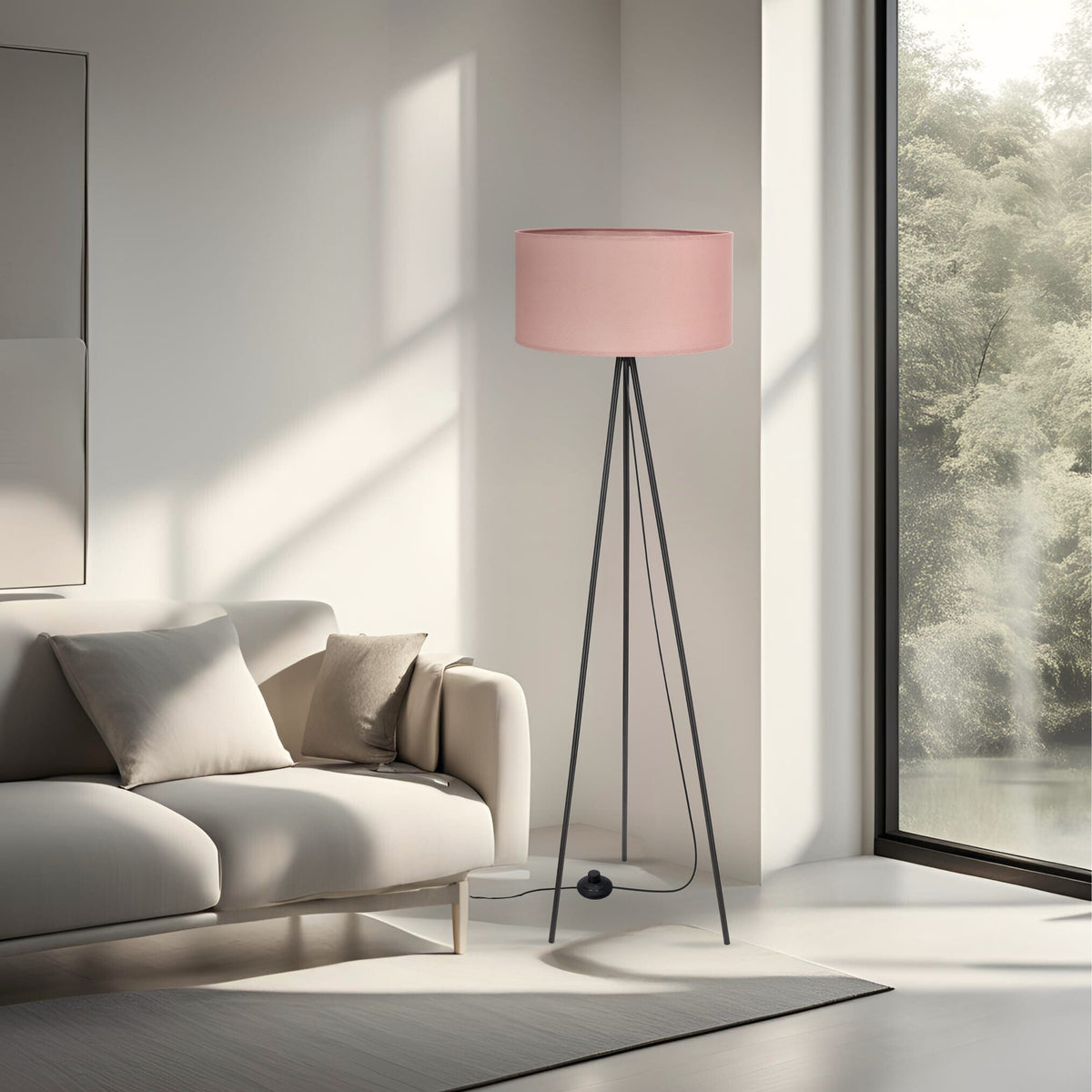 Mise en ambiance du lampadaire rose dans un salon clair, près d'un canapé beige