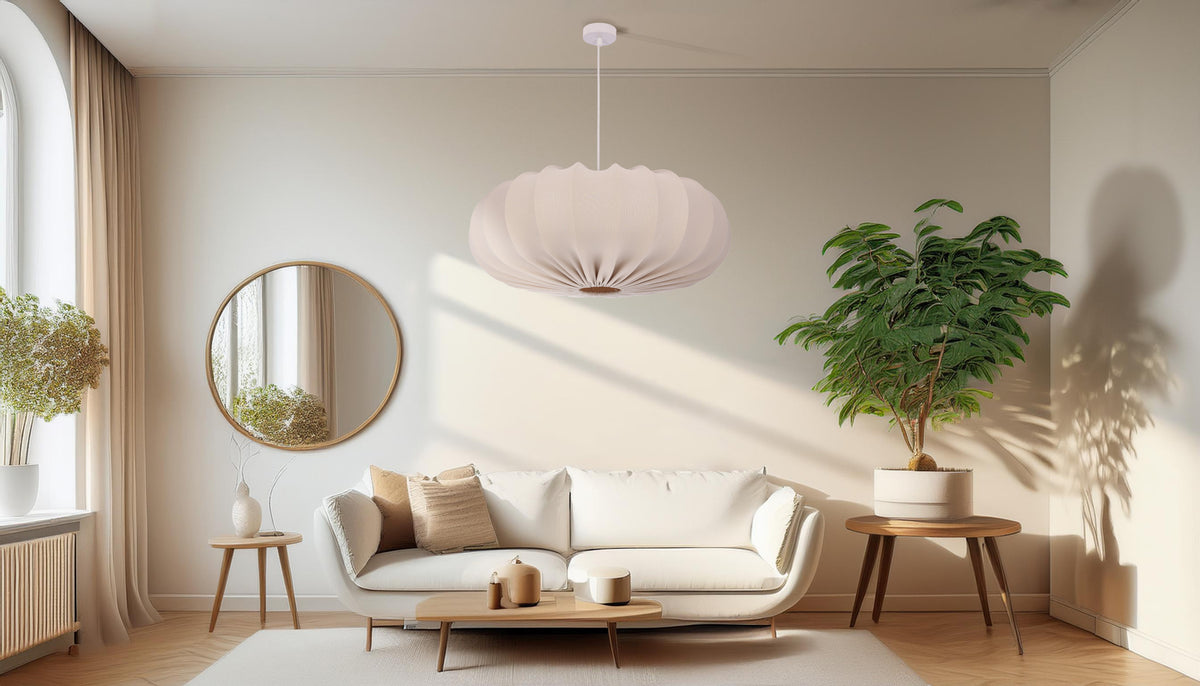 Suspension beige installée dans un salon contemporain, près d'un miroir rond.