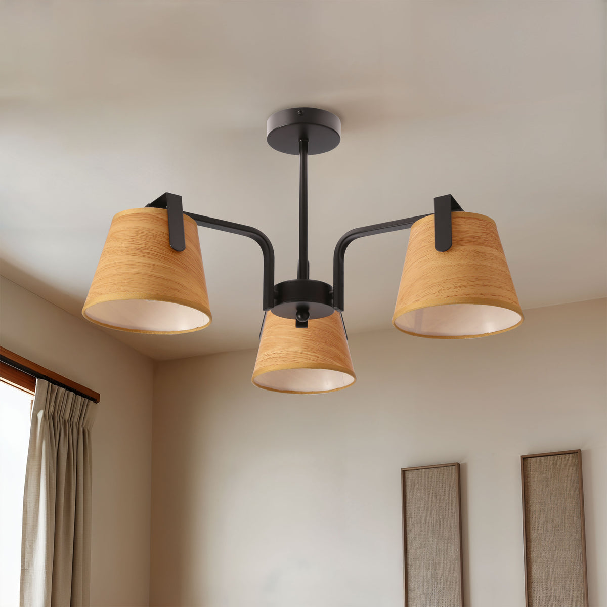 Vue en angle du plafonnier dans une pièce beige avec rideaux et cadres muraux