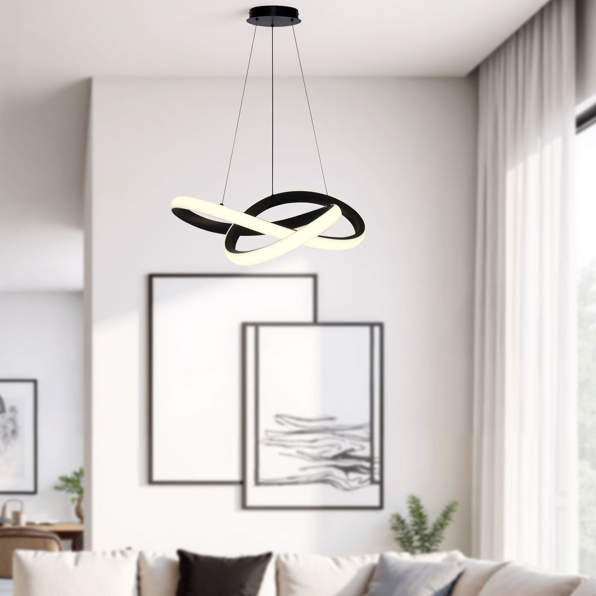 Mise en ambiance dans un salon, suspension LED allumée au-dessus d'un canapé beige