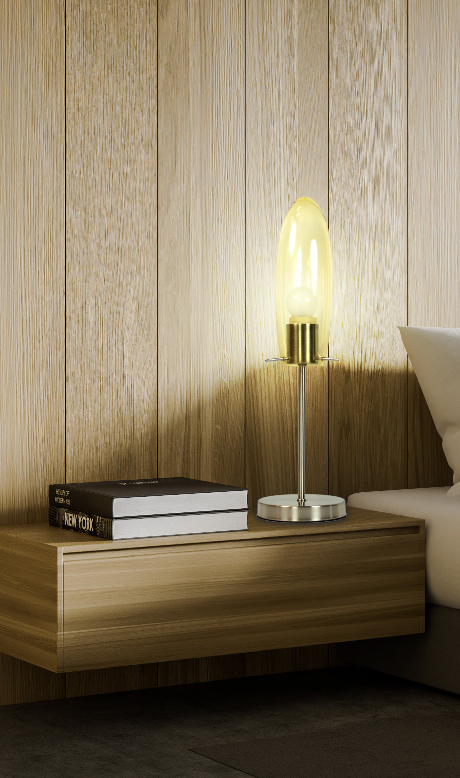 Mise en ambiance nocturne sur table de chevet en bois, mur lambrisé et livres