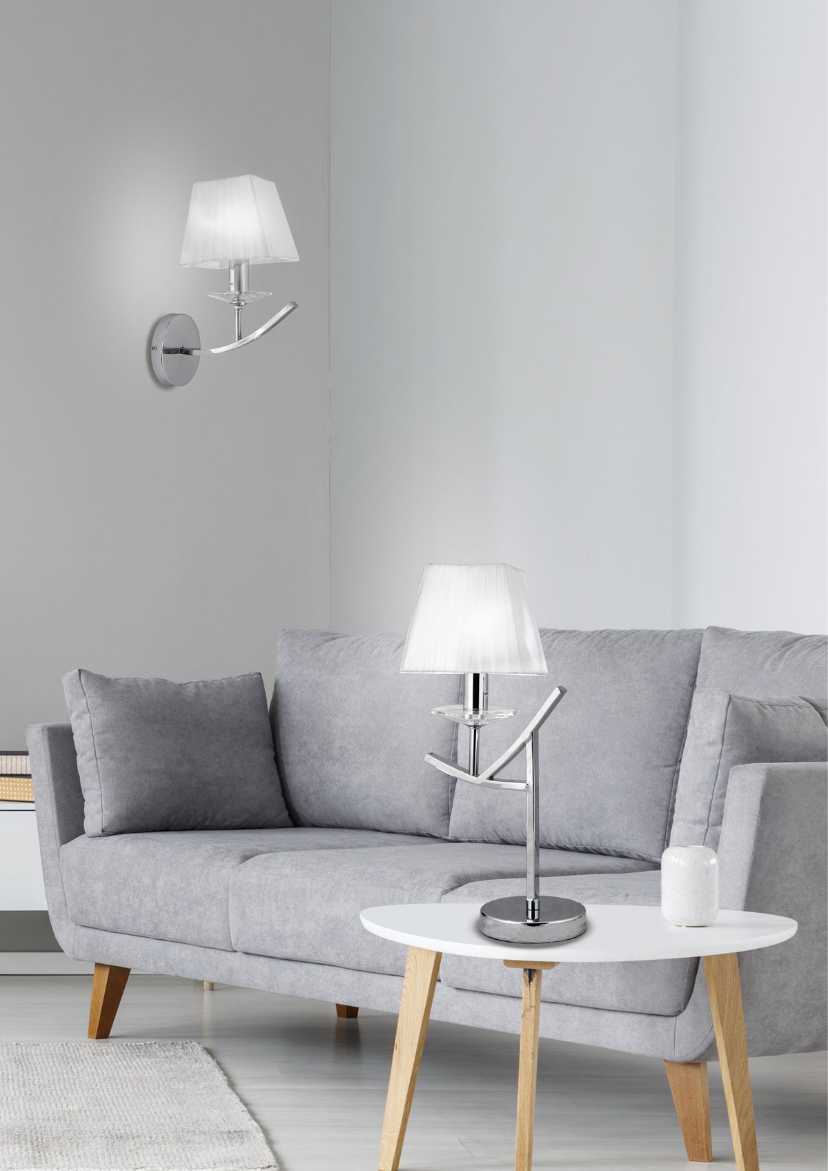 Mise en ambiance salon gris avec applique murale et lampe à poser allumée