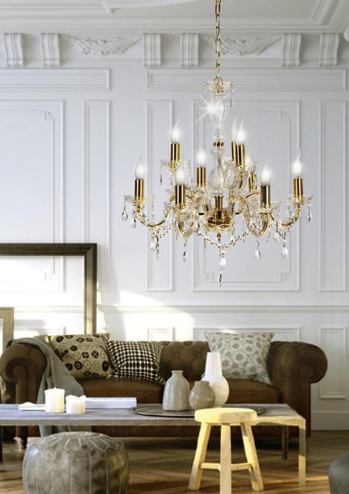 Vue rapprochée du luminaire allumé, moulures blanches et mobilier en arrière-plan.