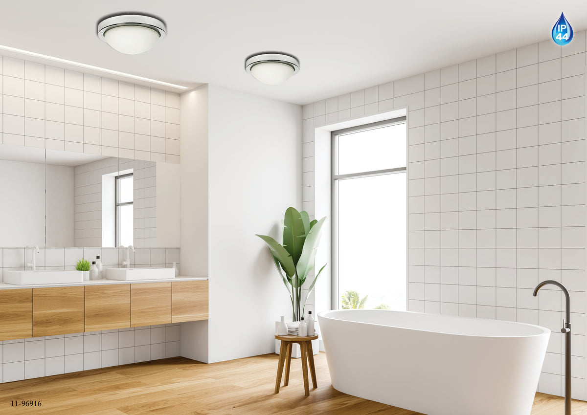 Mise en ambiance dans une salle de bain avec deux plafonniers allumés au plafond.