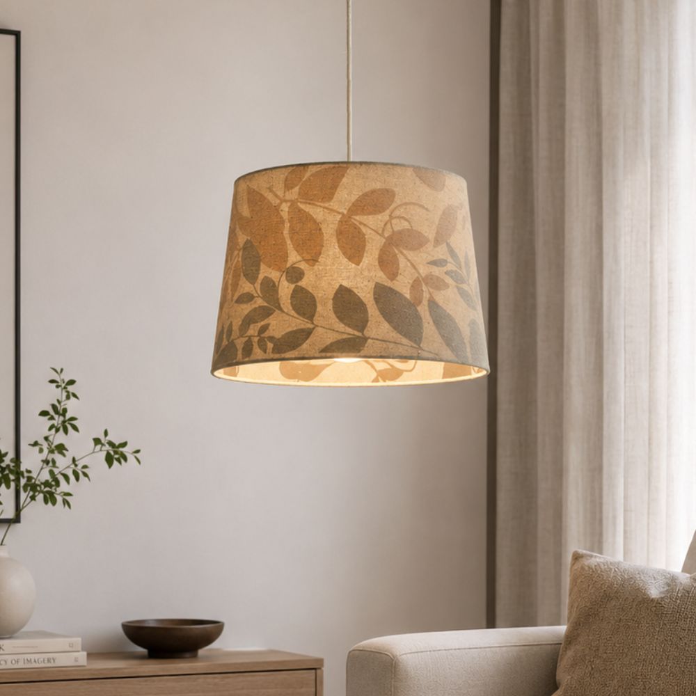 Mise en ambiance du luminaire suspendu au-dessus d'un meuble, près d'une fenêtre