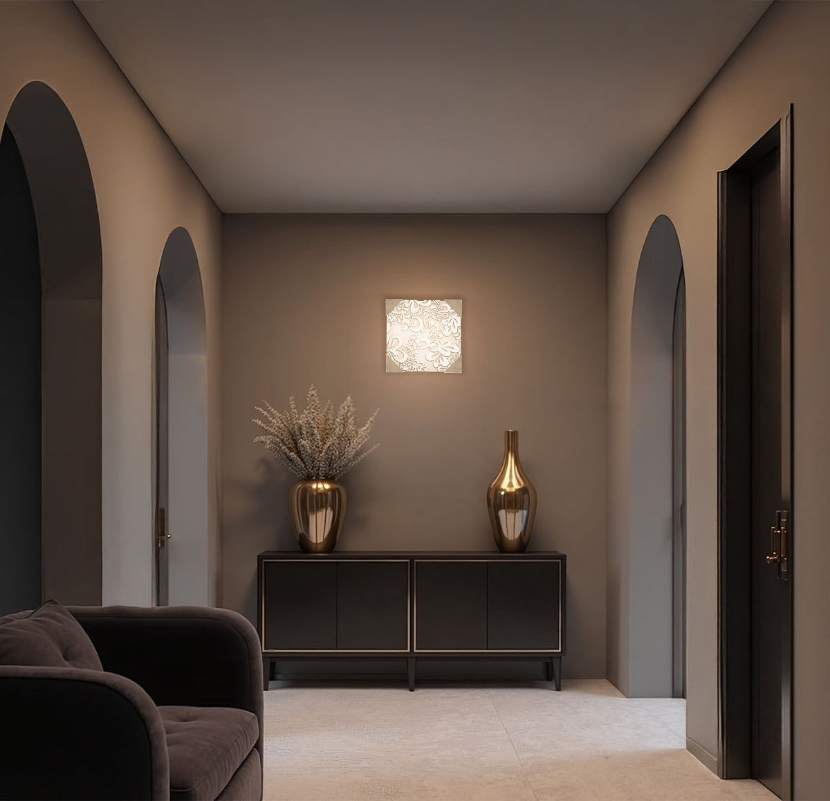 Mise en ambiance dans un couloir aux arches, lumière chaude diffusée sur mur taupe