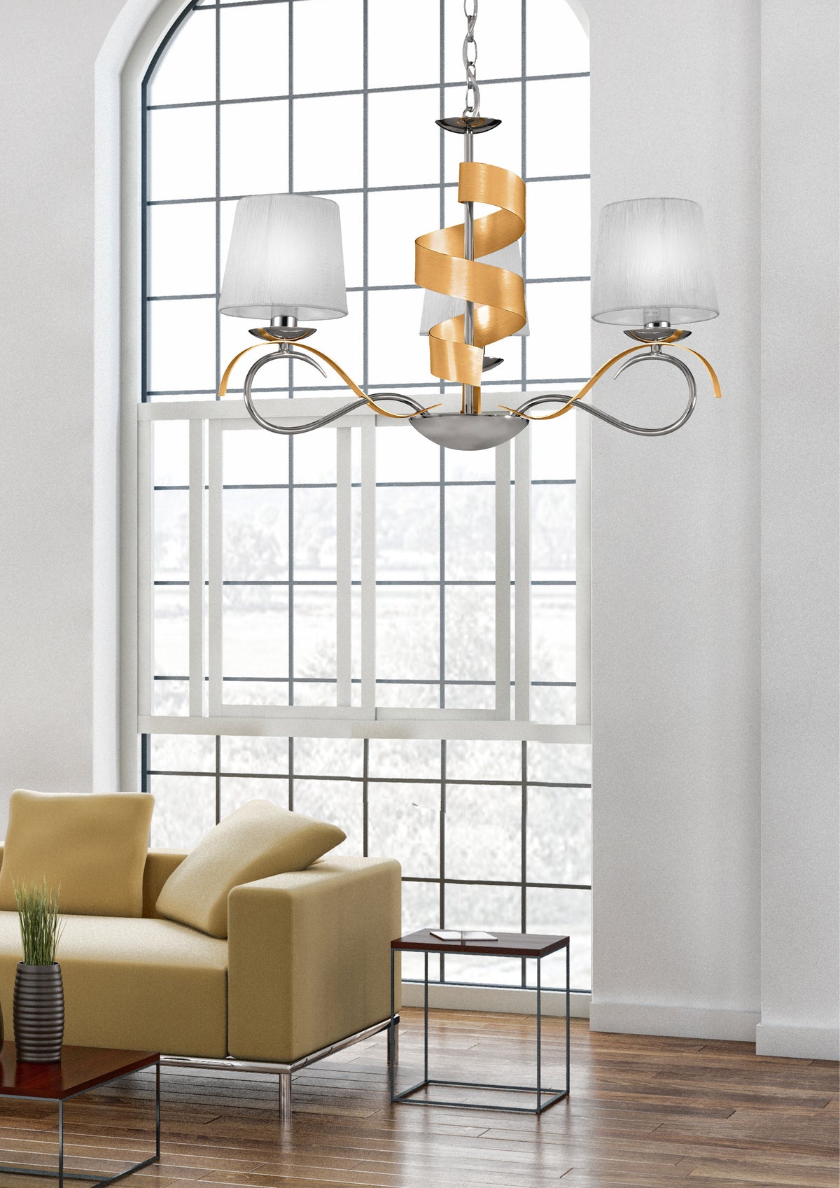 Mise en ambiance du luminaire allumé près d'une grande fenêtre dans un salon beige