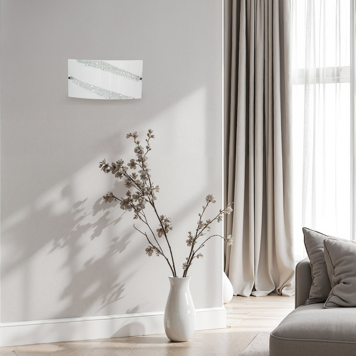 Mise en ambiance, applique rectangulaire fixée sur un mur gris clair près d'un vase floral