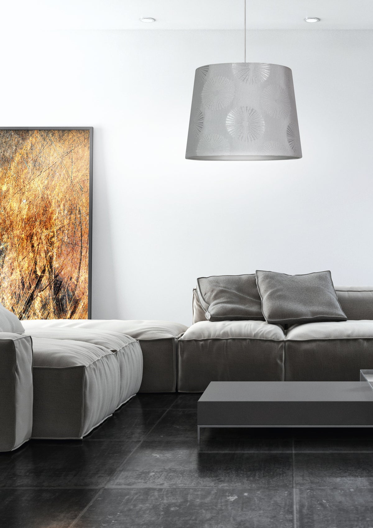 Mise en ambiance dans un salon moderne, suspension allumée au-dessus d'un canapé gris.