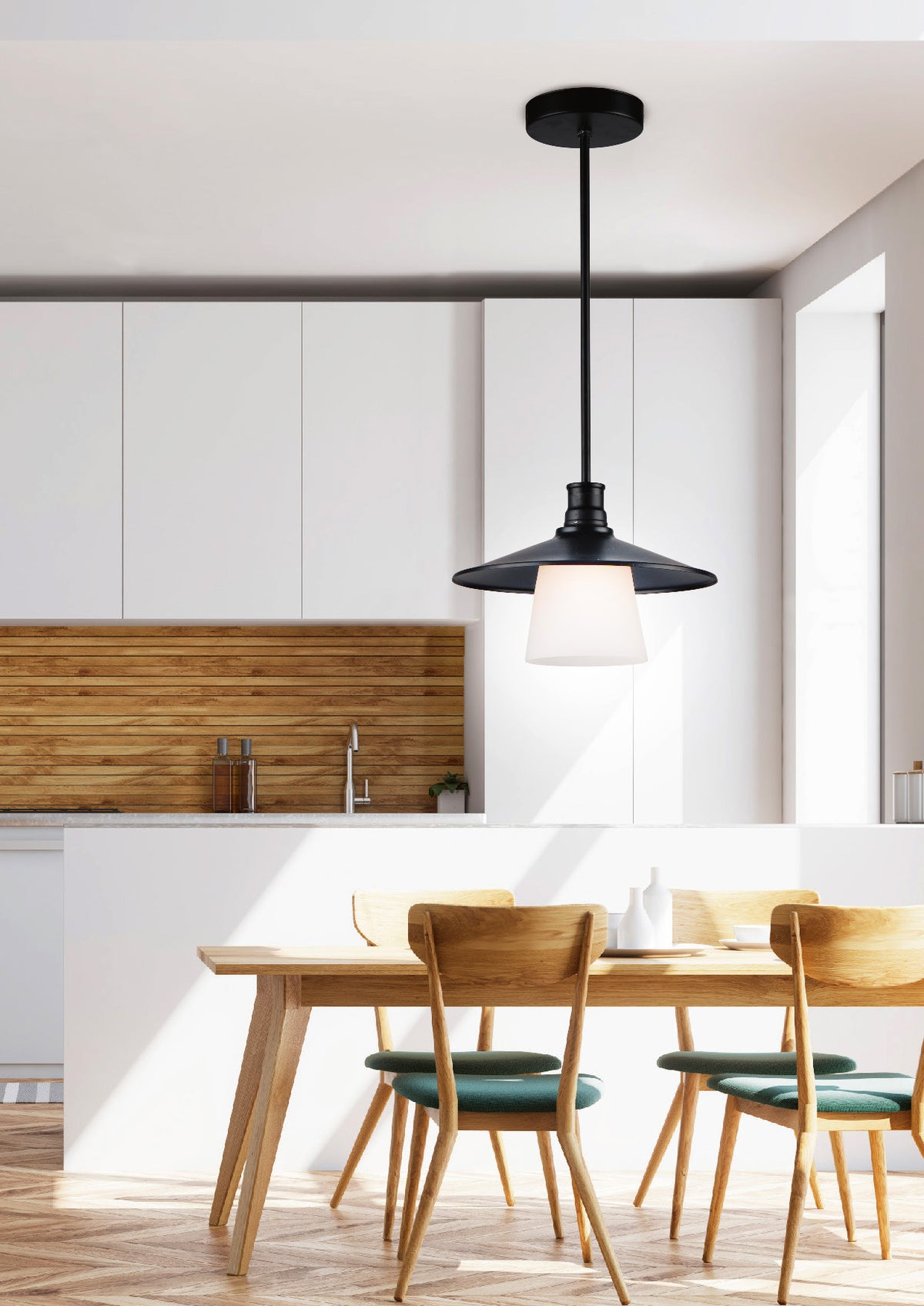 Suspension noire éclairant une table à manger, dans une cuisine blanche avec crédence en bois.