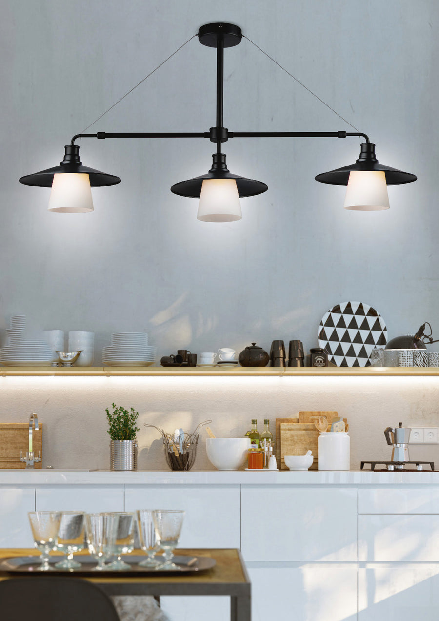 Mise en ambiance cuisine avec suspension au-dessus d'un plan de travail et étagères garnies.