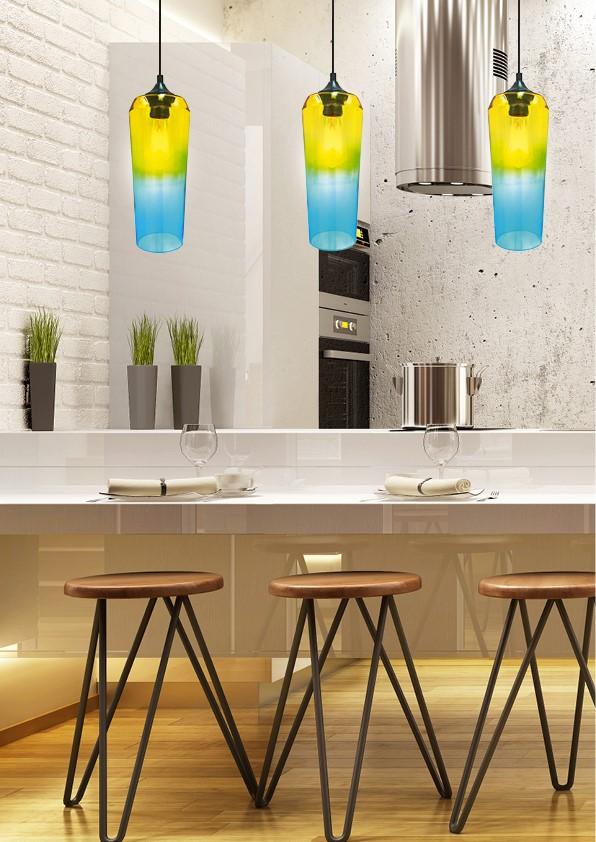 Mise en ambiance cuisine moderne, luminaires jaunes et bleus suspendus au-dessus du plan de travail