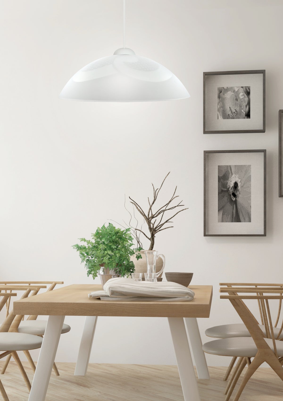 Mise en ambiance : luminaire suspendu au-dessus d'une table à manger en bois clair, cadre photo au mur