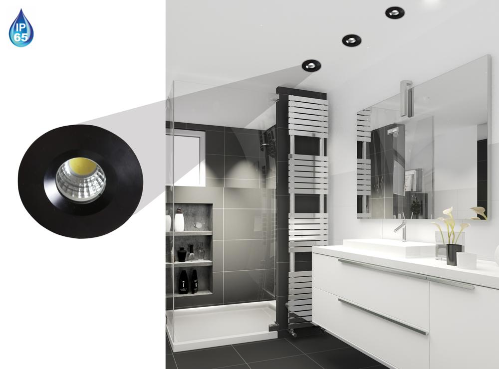 Vue en situation de spots encastrés noirs dans une salle de bain moderne avec douche.