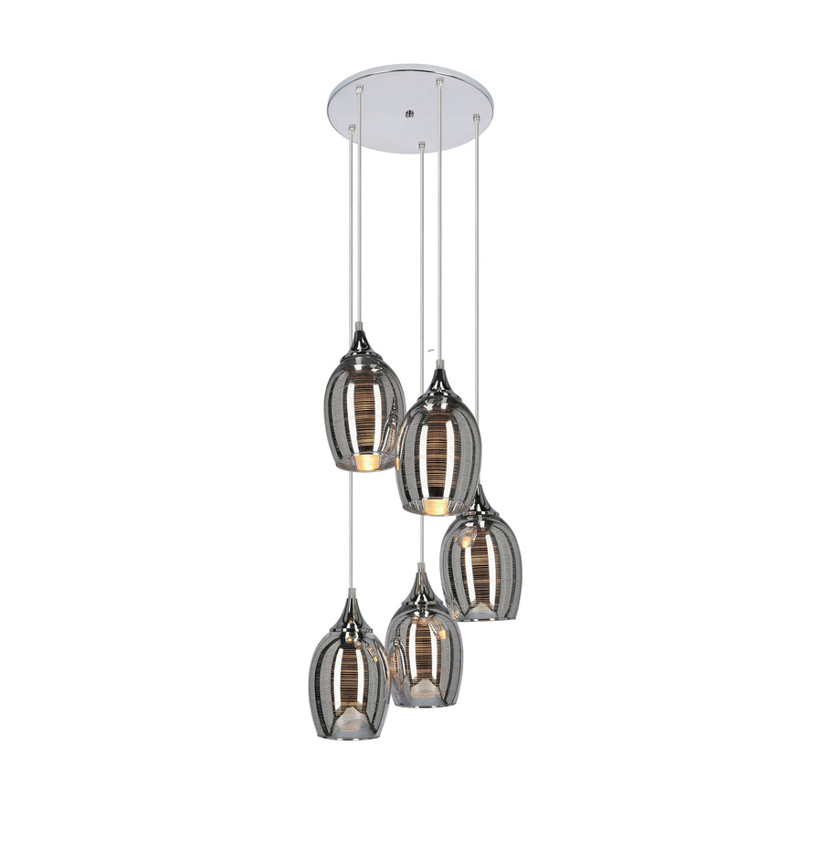 Même luminaire allumé, ampoules visibles à l'intérieur des cinq globes