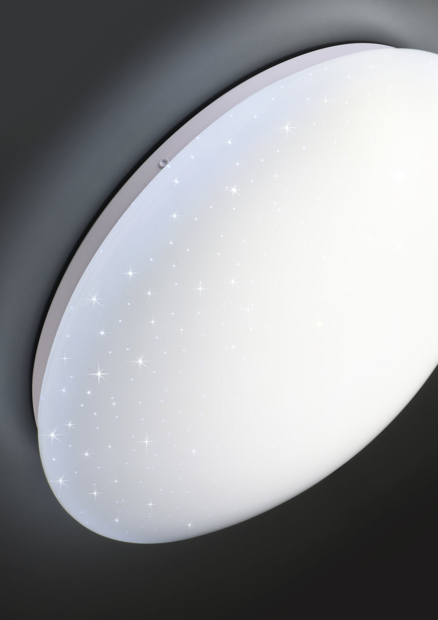 Détail rapproché du plafonnier allumé montrant le bord blanc et le ciel étoilé