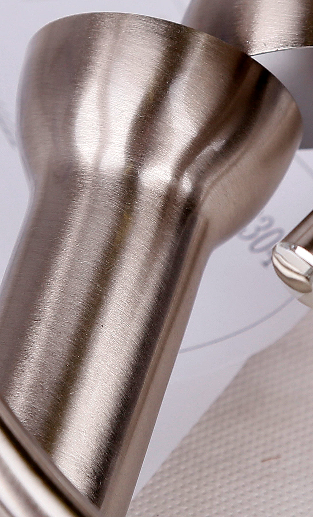 Gros plan sur la finition brossée du nickel et le reflet de la lumière
